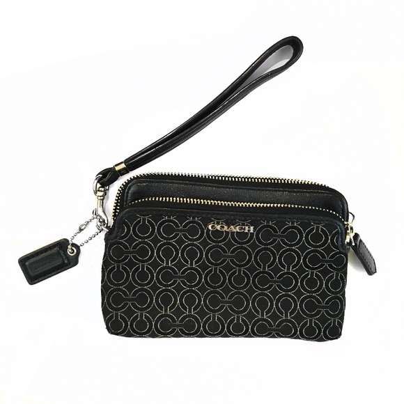 Coach Handbags - Coach Wristlet 💕